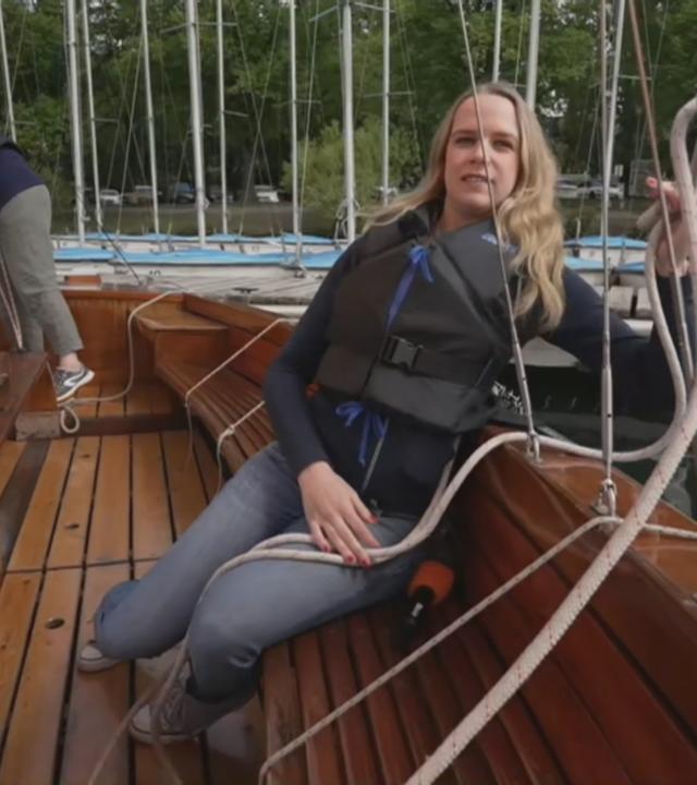 ZDF Reporterin im Segelboot