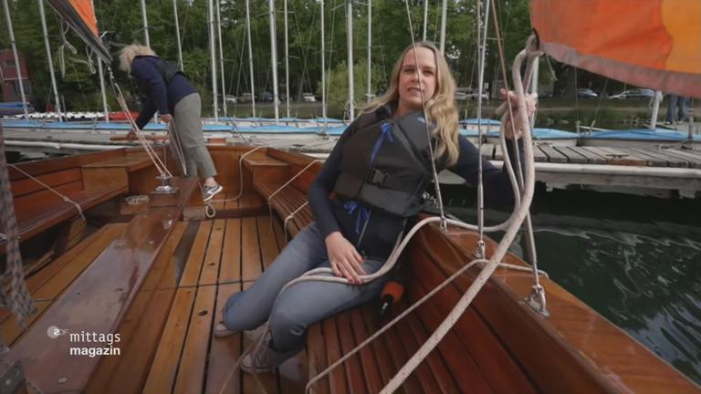 ZDF Reporterin im Segelboot