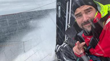 Boris Hermman auf seinem Boot, während seiner Solo-Weltumseglung.