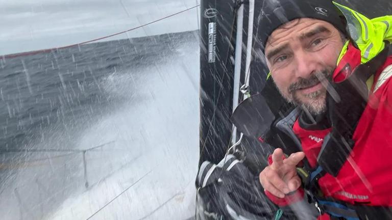 Boris Hermman auf seinem Boot, während seiner Solo-Weltumseglung.