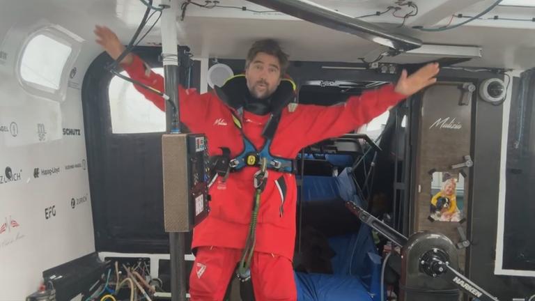 Boris Hermman auf seinem Boot, während seiner Solo-Weltumseglung.