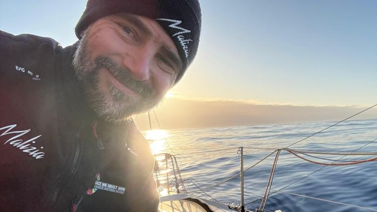 Der deutsche Skipper Boris Herrmann auf hoher See bei der Weltumsegelung Vendée Globe