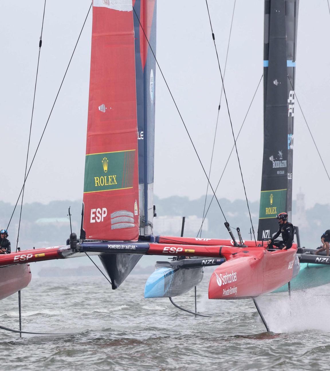 (L-R) Spanische, neuseeländische und US-amerikanische SailGP-Teams treten beim Mubadala New York Sail Grand Prix im New Yorker Hafen an