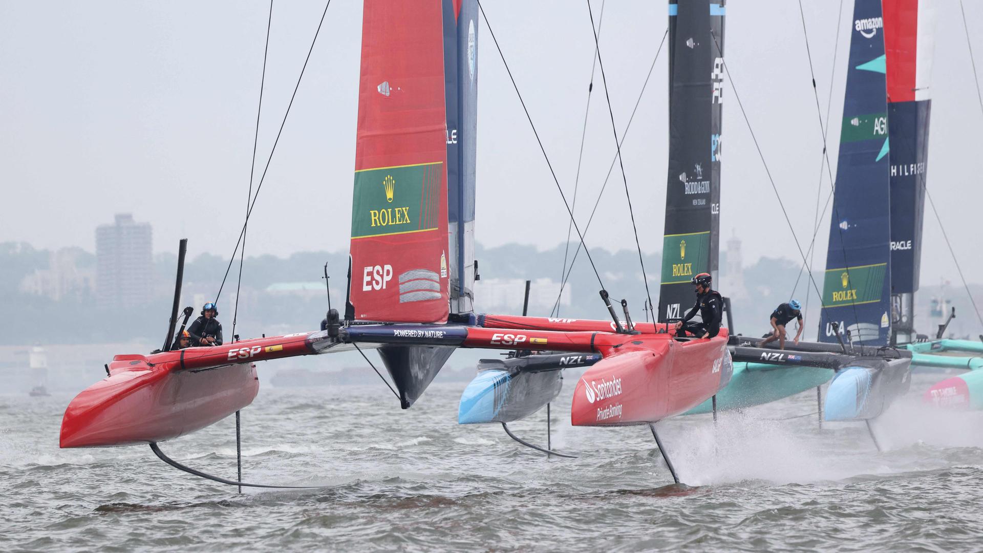 Beim Rennen vor New York fliegen die Boote aus Spanien, Neuseeland und den USA über das Wasser.