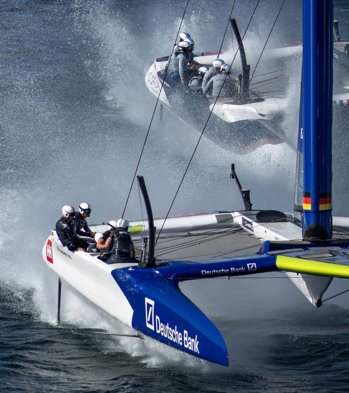 Das deutsche Boot mit Erik Kosegarten-Heil und der französische Katamaran beim SailGP vor Sassnitz.