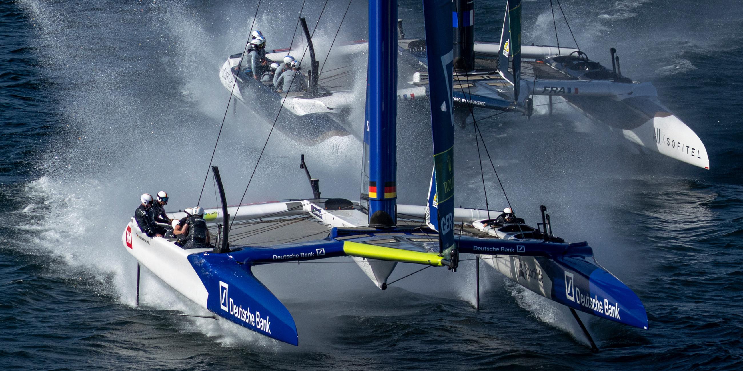Das deutsche Boot mit Erik Kosegarten-Heil und der französische Katamaran beim SailGP vor Sassnitz.