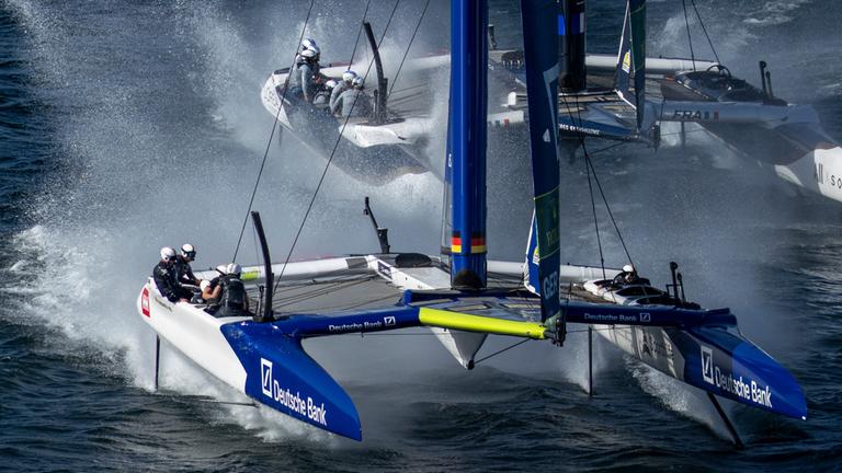 Das deutsche Boot mit Erik Kosegarten-Heil und der französische Katamaran beim SailGP vor Sassnitz.