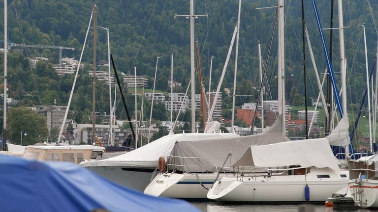 Segelyachten liegen im Hafen