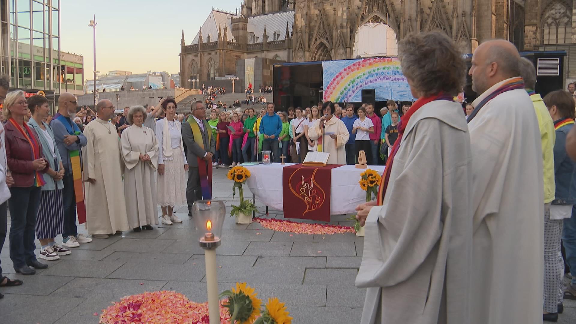 Auf dem Bild ist die Segnungsfeier vor dem Kölner Dom für homosexuelle Paare zu sehen.