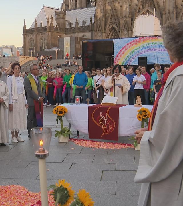 Auf dem Bild ist die Segnungsfeier vor dem Kölner Dom für homosexuelle Paare zu sehen.