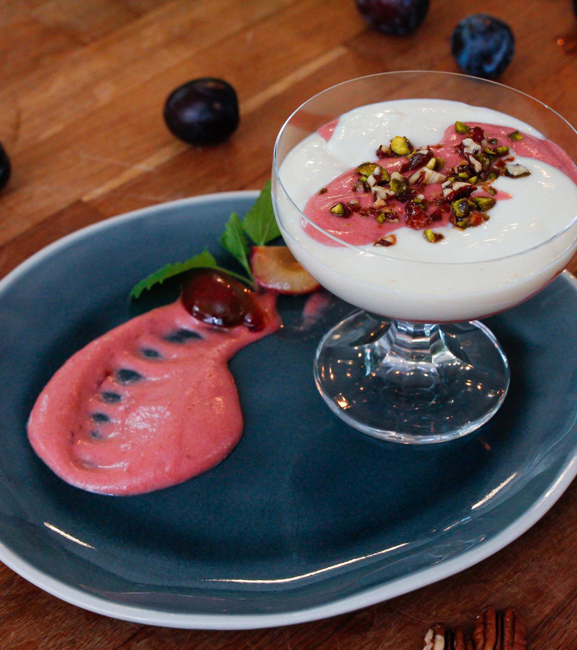 Seidentofu-Schokoladen-Mousse mit Pflaumen