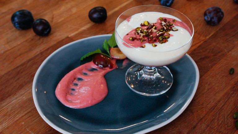 Seidentofu-Schokoladen-Mousse mit Pflaumen