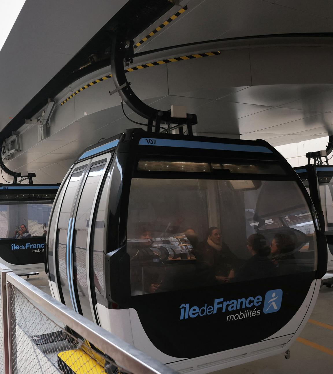 Pendler nutzen die erste urbane Seilbahn "C1" in der Region Ile-de-France während ihrer offiziellen Inbetriebnahme in Creteil, am Stadtrand von Paris. 