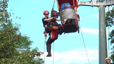 Dei Feuerwehr rettet Menschen aus stehengebliebener Gondel