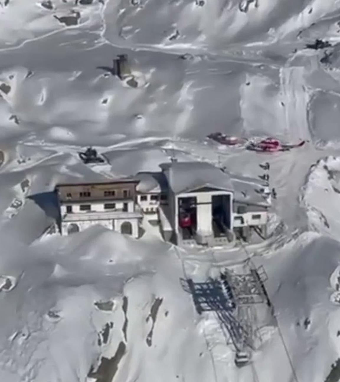 Ein Screenshot aus einem Video zeigt eine Bergstation an einer Seilbahn in den italienischen Alpen.
