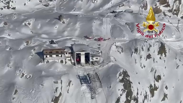 Ein Screenshot aus einem Video zeigt eine Bergstation an einer Seilbahn in den italienischen Alpen.