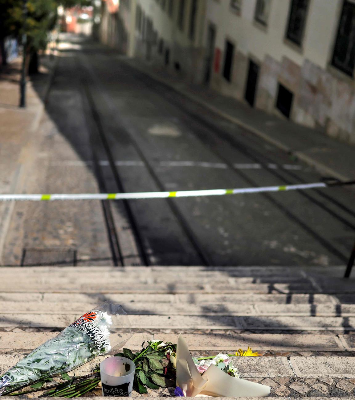 Blumen und Gedenkgaben sind auf den Stufen am Unfallort der Gloria-Standseilbahn zu sehen, nachdem die Trümmer am 05.09.2025 in Lissabon beseitigt worden waren.