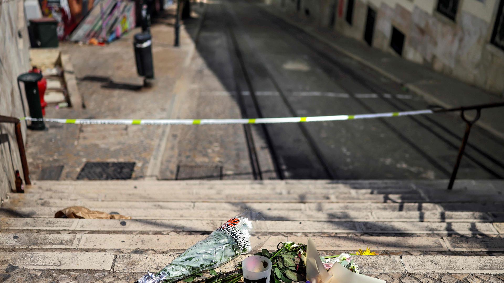 Blumen und Gedenkgaben sind auf den Stufen am Unfallort der Gloria-Standseilbahn zu sehen, nachdem die Trümmer am 05.09.2025 in Lissabon beseitigt worden waren.