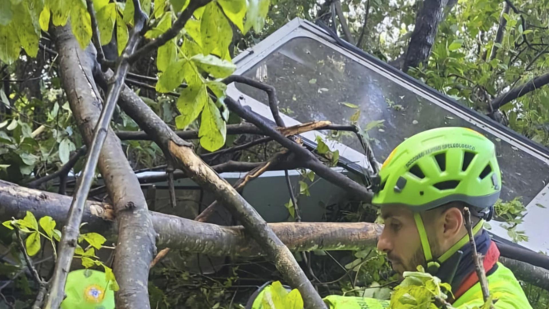 Auf diesem vom italienischen alpinen Rettungskorps veröffentlichten Foto arbeiten Retter an der zertrümmerten Gondel der Seilbahn auf den Berg Faito bei Neapel in Süditalien.
