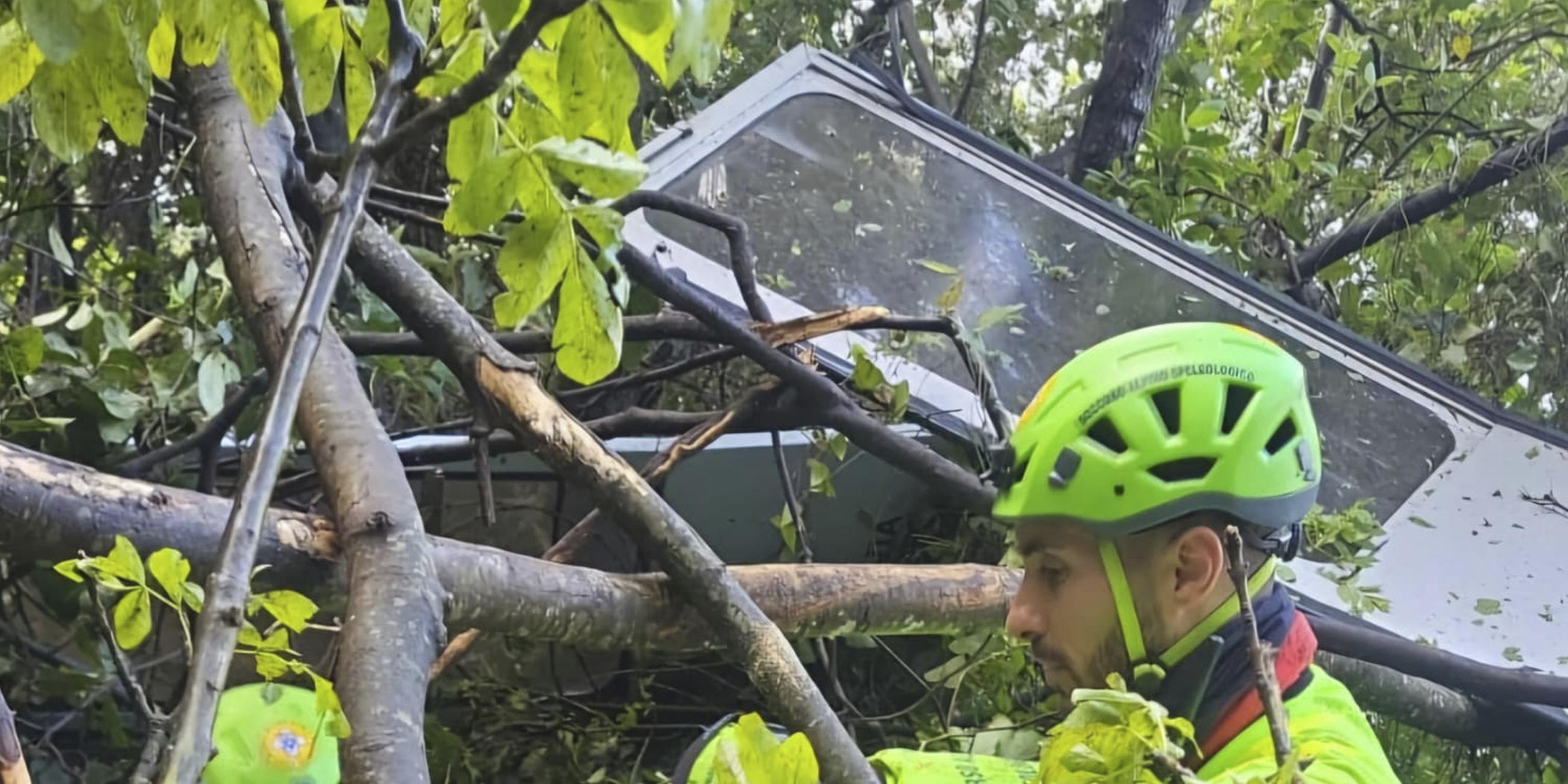 Auf diesem vom italienischen alpinen Rettungskorps veröffentlichten Foto arbeiten Retter an der zertrümmerten Gondel der Seilbahn auf den Berg Faito bei Neapel in Süditalien.