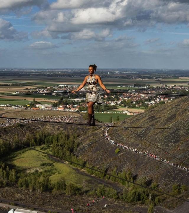 Die französische Akrobatin Tatiana Mosio-Bongonga begeht am 20. September 2026 im Rahmen der Europäischen Tage des Denkmals in Loos-en-Gohelle (Nordfrankreich) ein 400 Meter langes Seil, das zwischen den beiden Halden von Loos-en-Gohelle gespannt ist – in einer Höhe von 80 bis 186 Metern über dem Boden und ohne Sicherungsseil.