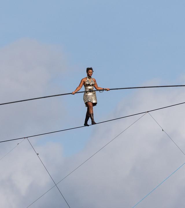 Die französische Akrobatin Tatiana Mosio-Bongonga begeht am 20. September 2026 im Rahmen der Europäischen Tage des Denkmals in Loos-en-Gohelle (Nordfrankreich) ein 400 Meter langes Seil, das zwischen den beiden Halden von Loos-en-Gohelle gespannt ist – in einer Höhe von 80 bis 186 Metern über dem Boden und ohne Sicherungsseil.