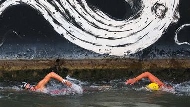 Olympische Schwimmer in der Seine
