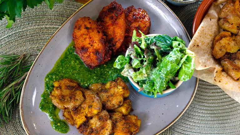 Saitan mit Quetschkartoffeln auf einem Teller mit Salat
