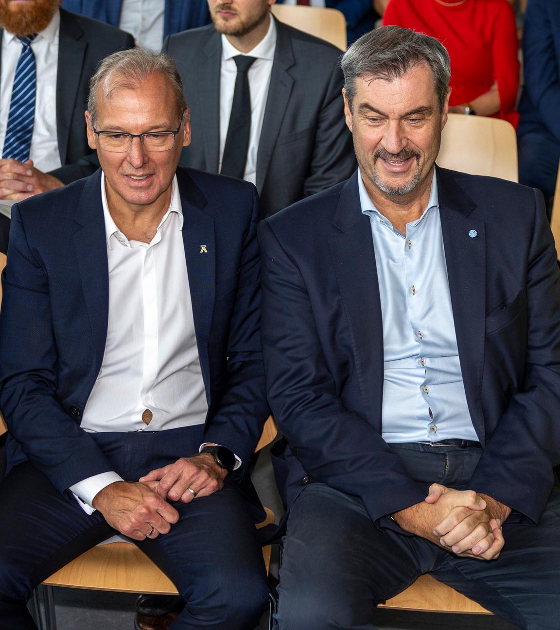 Zum feierlichen Baustart von SuedLink waren am 25. Juli 2025 in der Wilhelm-Hegler-Halle in Oerlenbach folgende Ehrengaeste anwesend (von links nach rechts): Katherina Reiche, Bundesministerin fuer Wirtschaft und Energie; Dr. Werner Goetz, Vorsitzender der Geschaeftsfuehrung der TransnetBW GmbH; Dr. Markus Soeder, Bayerischer Ministerpraesident; und Dorothee Baer, Bundesministerin fuer Forschung, Technologie und Raumfahrt.