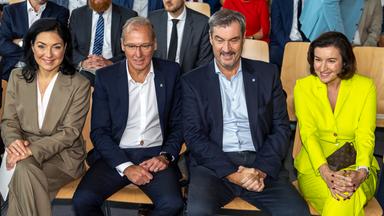 Zum feierlichen Baustart von SuedLink waren am 25. Juli 2025 in der Wilhelm-Hegler-Halle in Oerlenbach folgende Ehrengaeste anwesend (von links nach rechts): Katherina Reiche, Bundesministerin fuer Wirtschaft und Energie; Dr. Werner Goetz, Vorsitzender der Geschaeftsfuehrung der TransnetBW GmbH; Dr. Markus Soeder, Bayerischer Ministerpraesident; und Dorothee Baer, Bundesministerin fuer Forschung, Technologie und Raumfahrt.