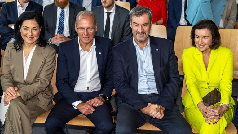 Zum feierlichen Baustart von SuedLink waren am 25. Juli 2025 in der Wilhelm-Hegler-Halle in Oerlenbach folgende Ehrengaeste anwesend (von links nach rechts): Katherina Reiche, Bundesministerin fuer Wirtschaft und Energie; Dr. Werner Goetz, Vorsitzender der Geschaeftsfuehrung der TransnetBW GmbH; Dr. Markus Soeder, Bayerischer Ministerpraesident; und Dorothee Baer, Bundesministerin fuer Forschung, Technologie und Raumfahrt.