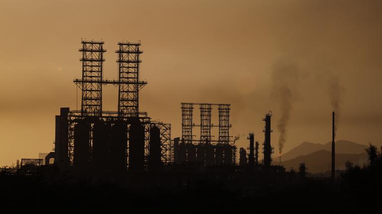  Seitenblick auf einen Industriepark für Erdöl, 17.03.2022
