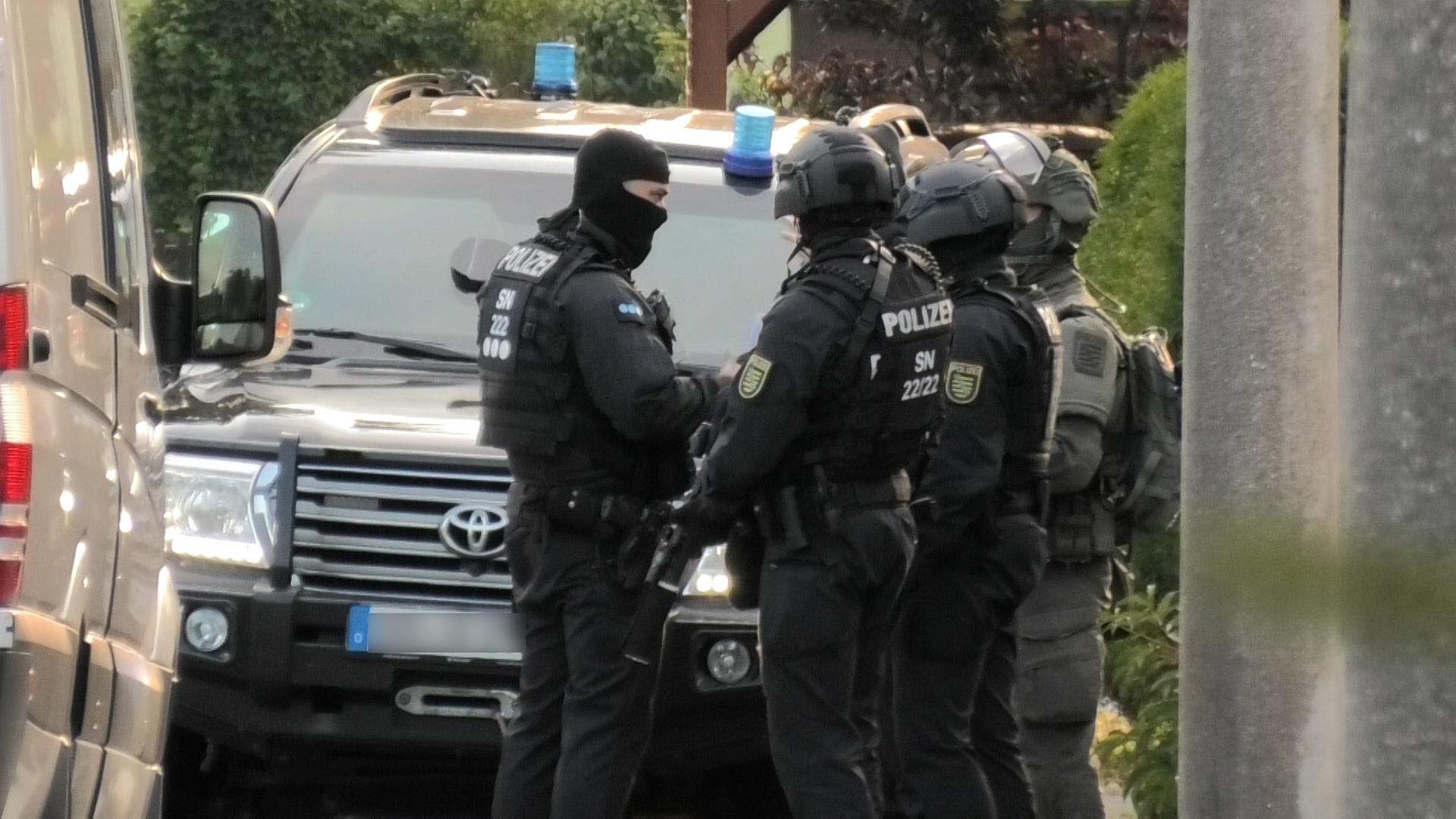 Sachsen, Annaberg-Buchholz: Spezialeinsatzkräfte durchsuchen am frühen Morgen ein Einfamilienhaus.