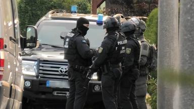 Sachsen, Annaberg-Buchholz: Spezialeinsatzkräfte durchsuchen am frühen Morgen ein Einfamilienhaus.