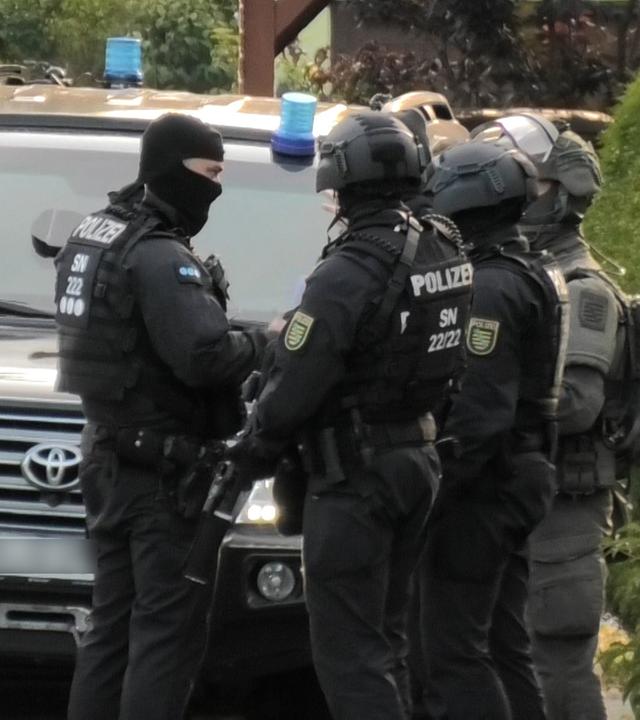 Sachsen, Annaberg-Buchholz: Spezialeinsatzkräfte durchsuchen am frühen Morgen ein Einfamilienhaus.