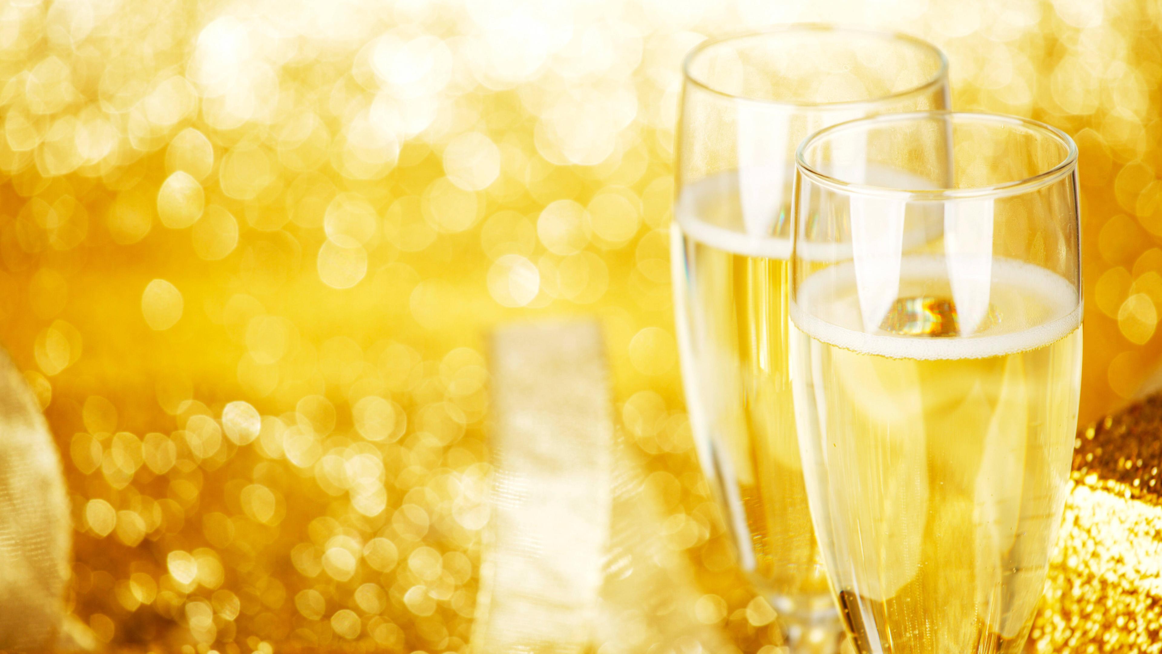 Sekt in Sektgläsern
