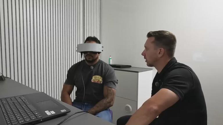 Durch Sekundenschlaf am Steuer können schwere Verkehrsunfälle verursacht werden. Experte Tobias Möcking testet die Schläfrigkeit von Autofahrern.