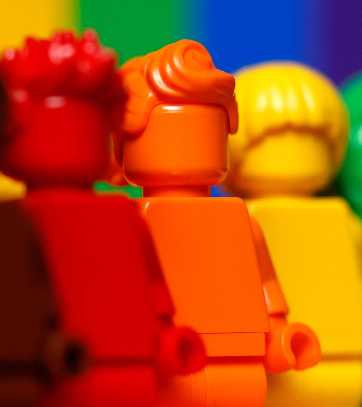 Lego Figuren in den Farben der Pride Flagge. (Symboldbild)