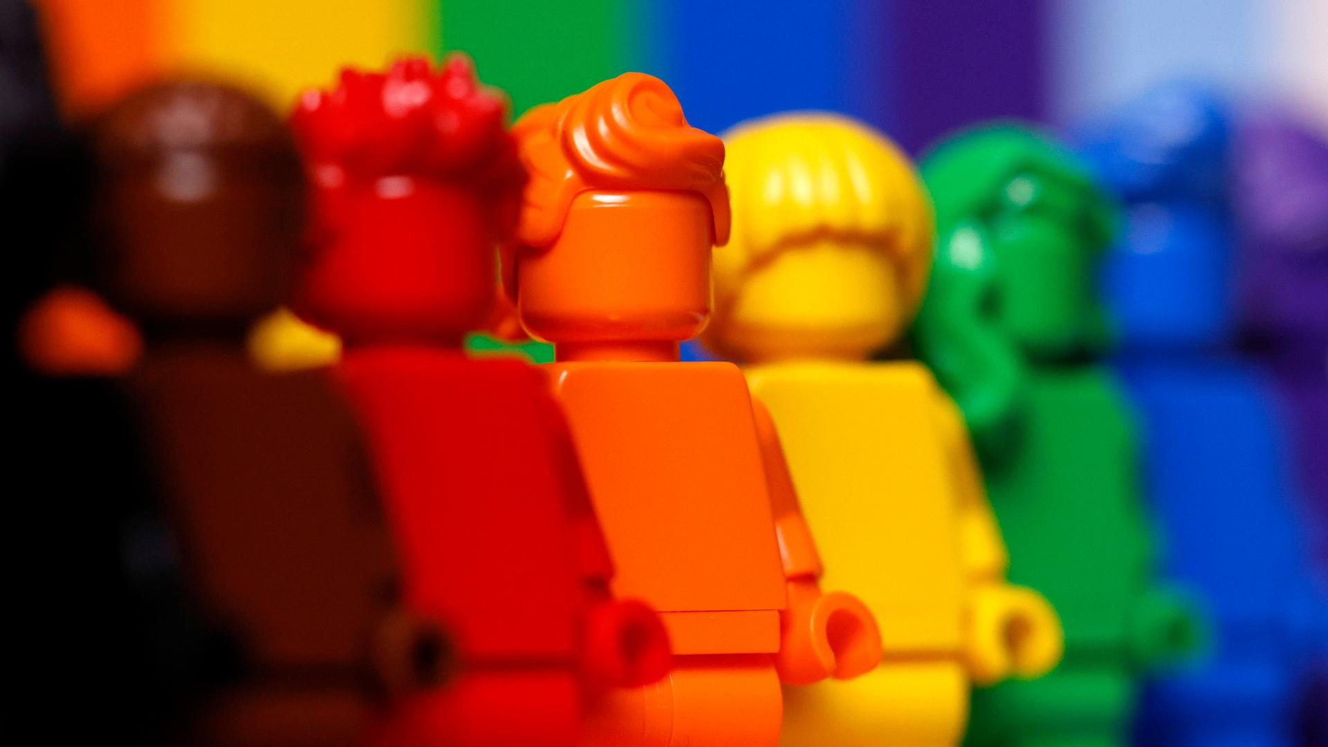 Lego Figuren in den Farben der Pride Flagge. (Symboldbild Selbstbestimmungsgesetz)