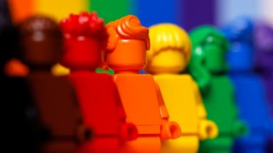 Lego Figuren in den Farben der Pride Flagge. (Symboldbild)