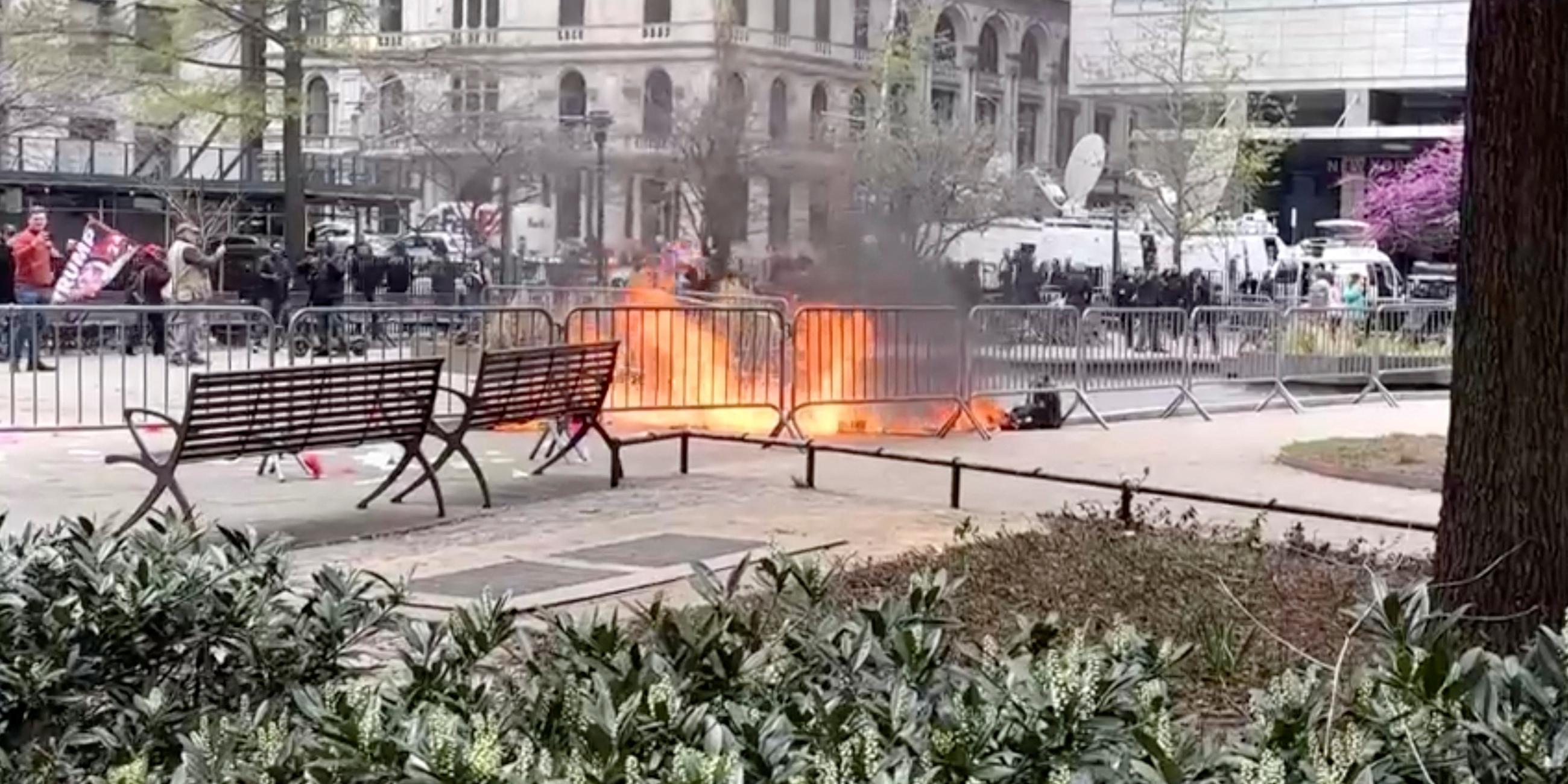 Ein Mann steht in Flammen. Er hatte sich vor dem New Yorker Gericht, in dem der Prozess gegen Donald Trump verhandelt wird, selbst angezündet.