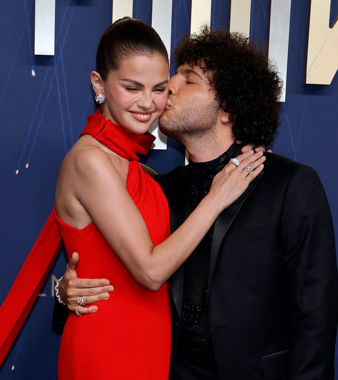 Selena Gomez und Benny Blanco auf dem roten Teppich bei der 77. Emmy Verleihung.