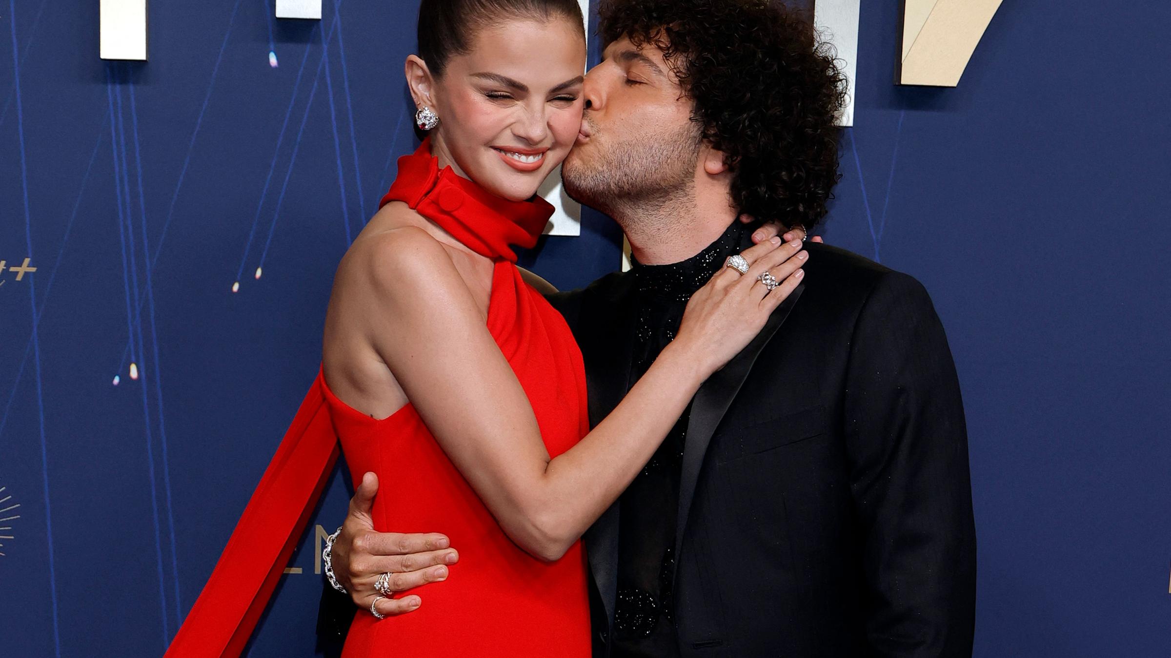 Selena Gomez und Benny Blanco auf dem roten Teppich bei der 77. Emmy Verleihung.