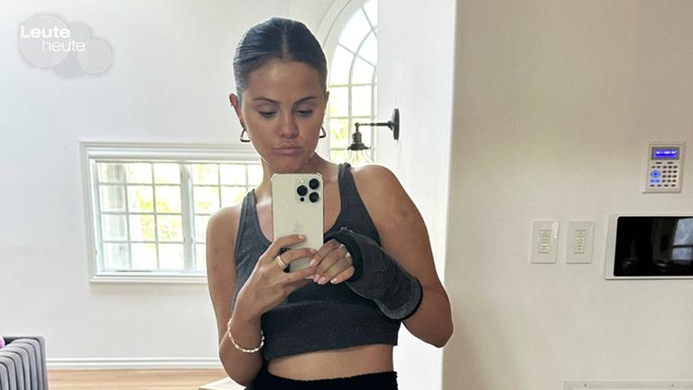 Selena Gomez zeigt den Bruch ihres Handgelenkes.