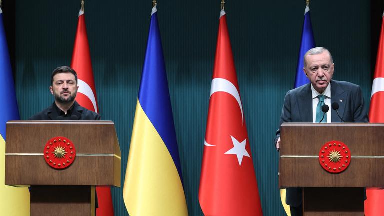 Der türkische Präsident Recep Tayyip Erdoğan und der ukrainische Präsident Wolodymyr Selenskyj sprechen bei einer gemeinsamen Pressekonferenz nach ihrem offiziellen Treffen im Präsidentenpalast in Ankara, Türkei, am 19. November 2025.
