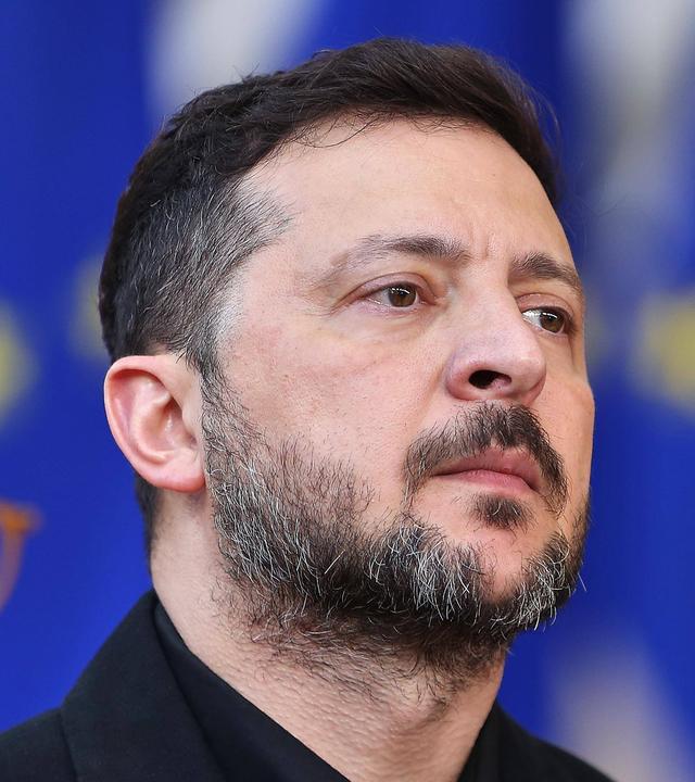 Wolodymyr Selenskyj blickt ernst zur Seite