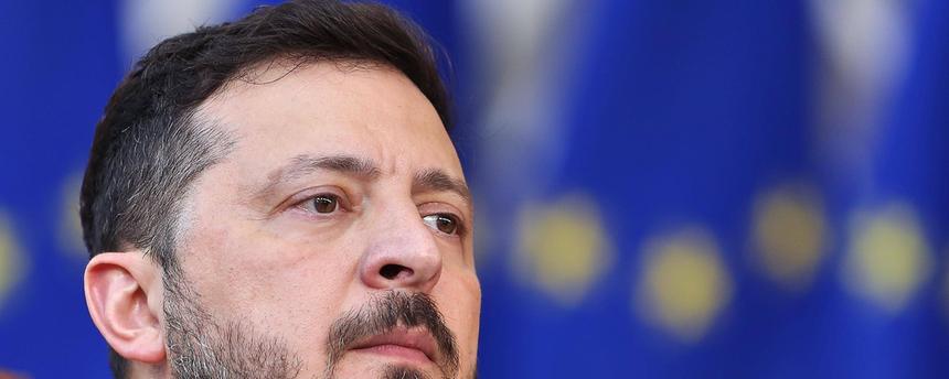 Wolodymyr Selenskyj blickt ernst zur Seite