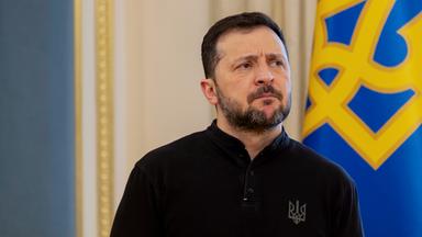 Der ukrainische Präsident Volodymyr Zelensky gibt eine Pressekonferenz in Kiew.