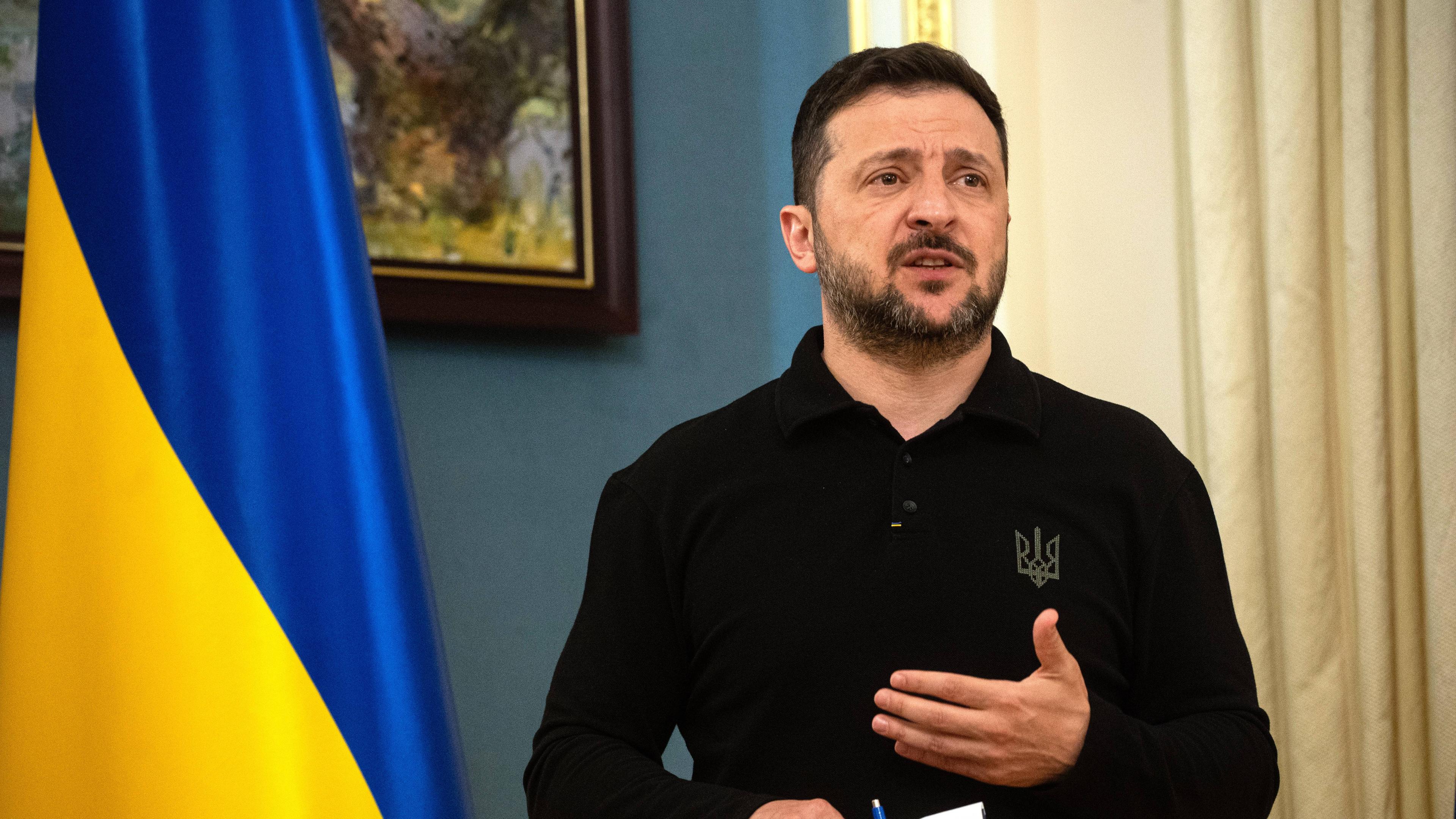 Wolodymyr Selenskyj spricht bei einer Pressekonferent in Kiew.