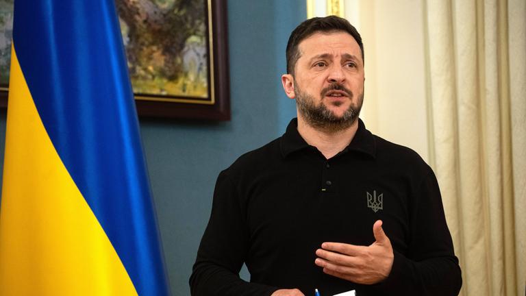 Wolodymyr Selenskyj spricht bei einer Pressekonferent in Kiew.